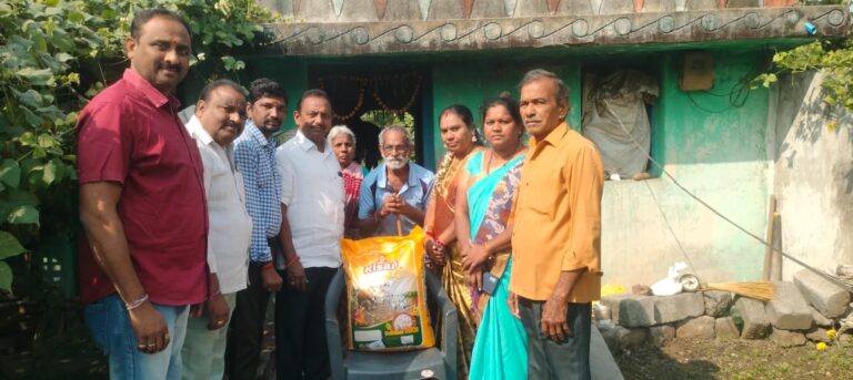 నిస్సహాయ వృద్ధులకు ఆర్థిక సహాయం..