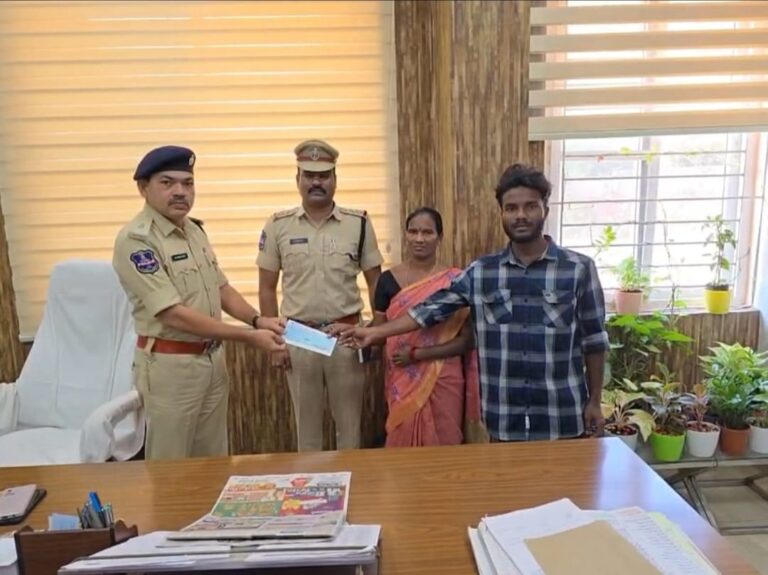 ప్రజా భద్రత కోసం పనిచేసి మరణించిన సిబ్బంది కుటుంబాన్ని ఆదుకోవడం  బాధ్యత : అదనపు డీసీపీ అడ్మిన్ శ్రీనివాస్