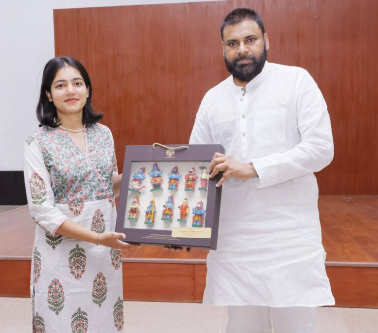 జెన్ Z ట్రావెల్ వ్లాగర్ స్వాతి రోజాను అభినందించిన ఉప ముఖ్యమంత్రి పవన్ కళ్యాణ్..