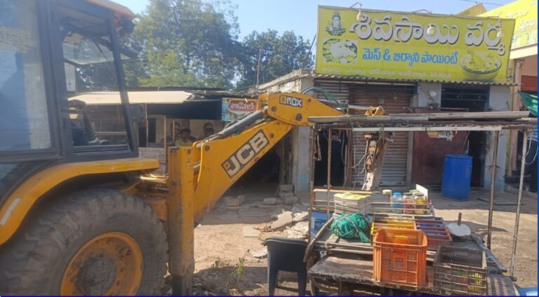 ప్రధాన చౌరస్తాలో అక్రమ కట్టడాల కూల్చివేసిన రామగుండం మున్సిపల్ అధికారులు..