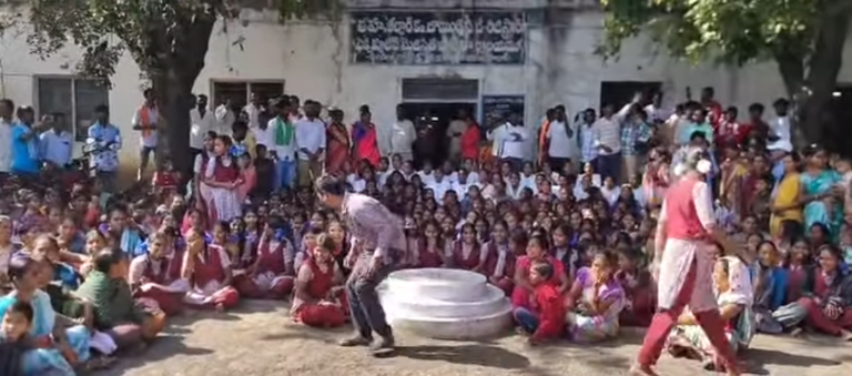 తహసీల్దార్ కార్యాలయం ముందు కస్తూర్బా విద్యార్థినుల ధర్నా: స్పెషల్ ఆఫీసర్‌పై చర్యలకు డిమాండ్…