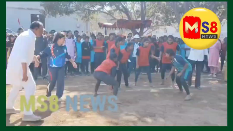 “మల్లారెడ్డా.. మజాకా!”కబడ్డీ, ఫుట్‌బాల్ ఆడి విద్యార్థులతో సరదాగా గడిపారు.