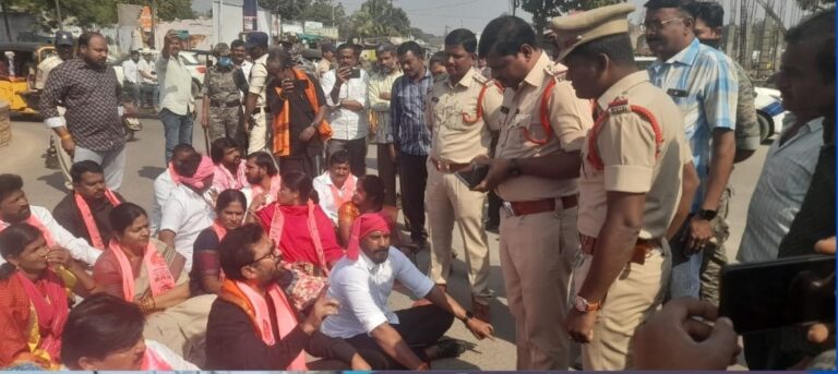 మల్లేష్ కు మద్దతుగా నిరసన తెలిపిన కోరుకంటి చందర్, కౌశిక హరి….