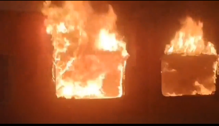 ఎర్నాకులం ఎక్స్‌ప్రెస్‌ రైలులో అగ్నిప్రమాదం…