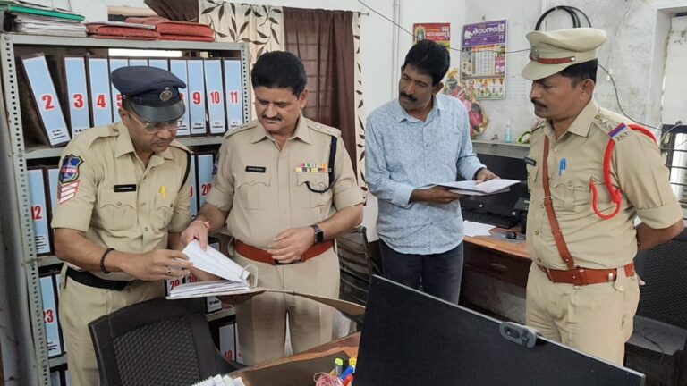 పెద్దపల్లి సర్కిల్ కార్యాలయాన్ని తనిఖీ చేసిన డీసీపీ బి. రామ్ రెడ్డి..