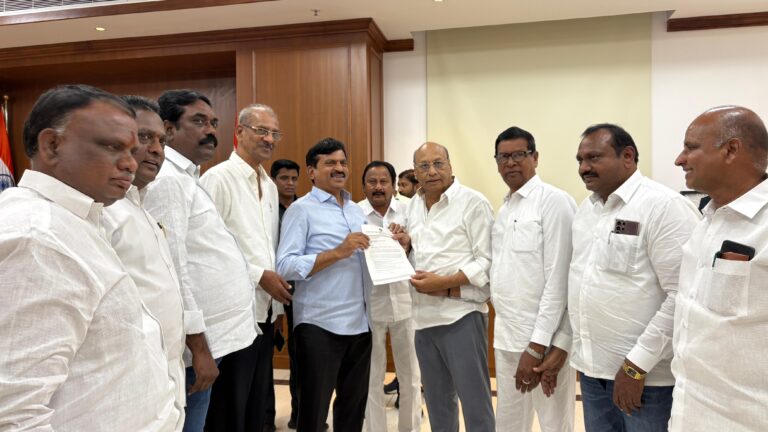 సింగరేణి కార్మికుల చిరకాల వాంఛ అయిన “సొంత ఇంటి పథకం” హామీ అమలుపై మంత్రినీ కలిసిన INTUC నాయకులు…