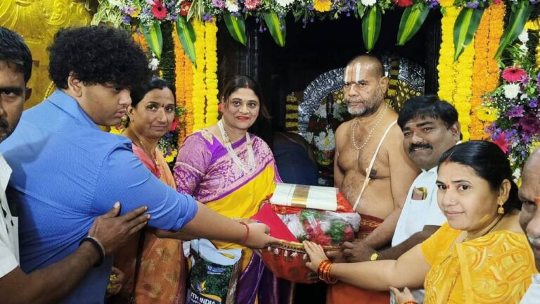 వైకుంఠ ఏకాదశి పూజలో పాల్గొన్న రామగుండం ఏం.ఎల్.ఏ సతీమణి మనాలి ఠాగూర్..