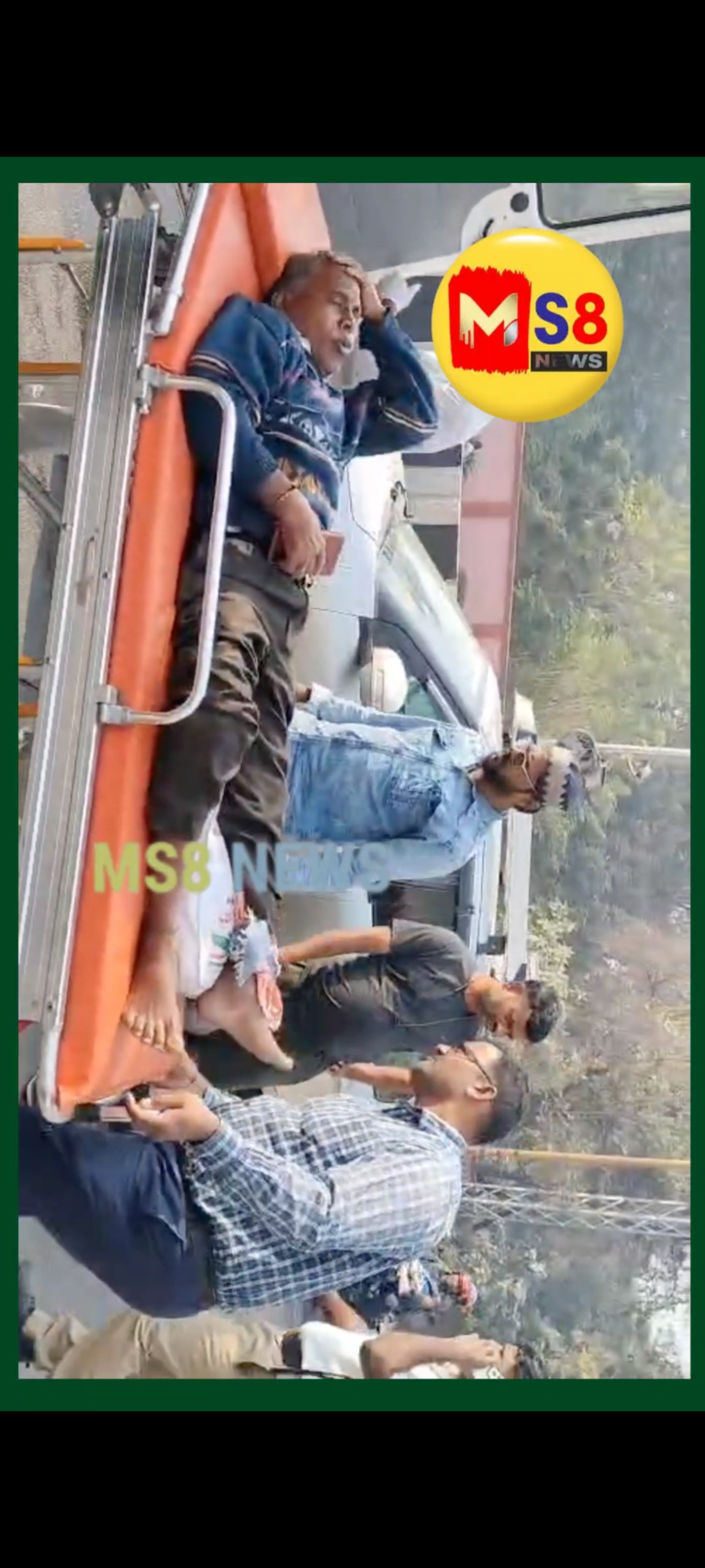 రోడ్డుప్రమాదంలో తీవ్రంగా గాయపడిన వ్యక్తి…