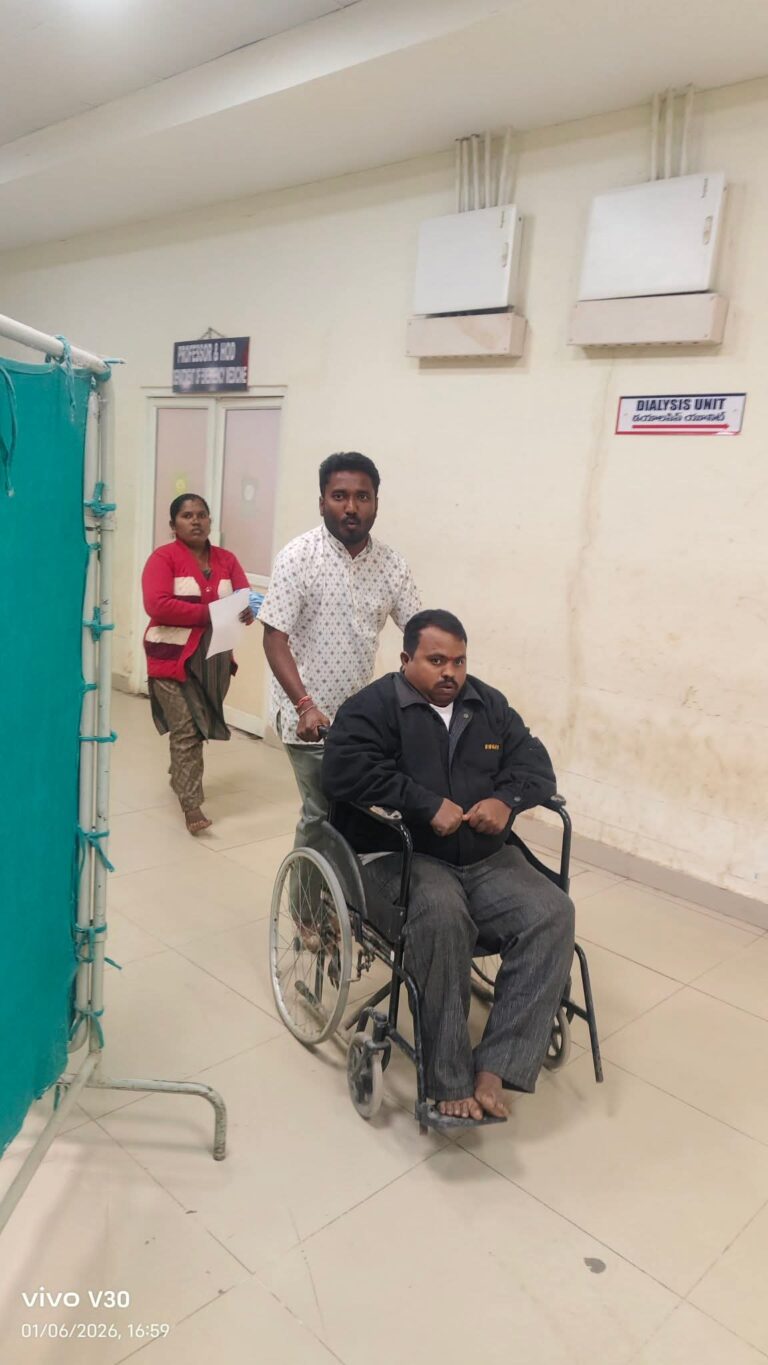 ​మానవత్వం చాటుకున్న NSUI నేత: సకాలంలో స్పందించి ప్రాణాలు కాపాడిన దాసరి విజయ్ కుమార్.