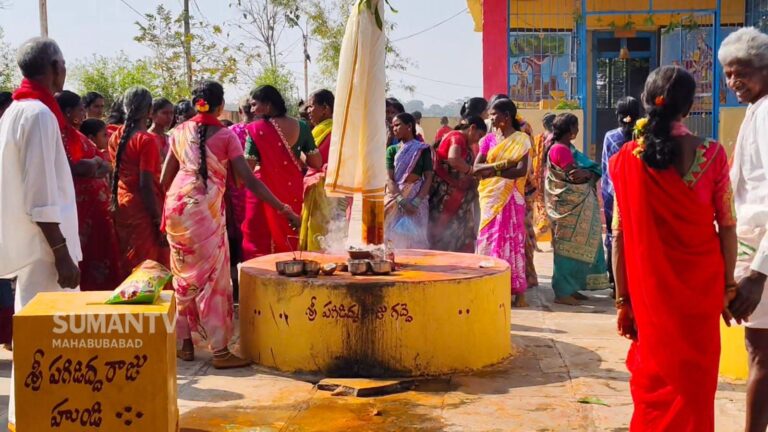 మేడారం గద్దెల వద్ద  వింత ఆచారం..గద్దెల పైది మాకు.. హుండీల్లోనిది ప్రభుత్వానికి” అనే అనధికారిక నిబంధన..