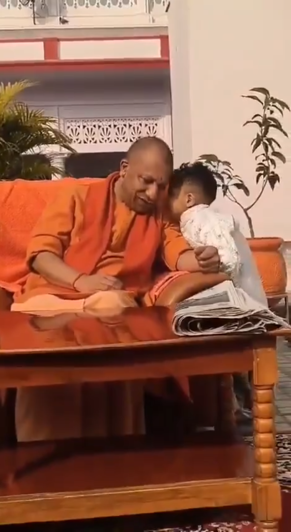 ​ముఖ్యమంత్రితో బుజ్జాయి సందడి: చిప్స్ కావాలంటూ యోగిని కోరిన చిన్నారి!