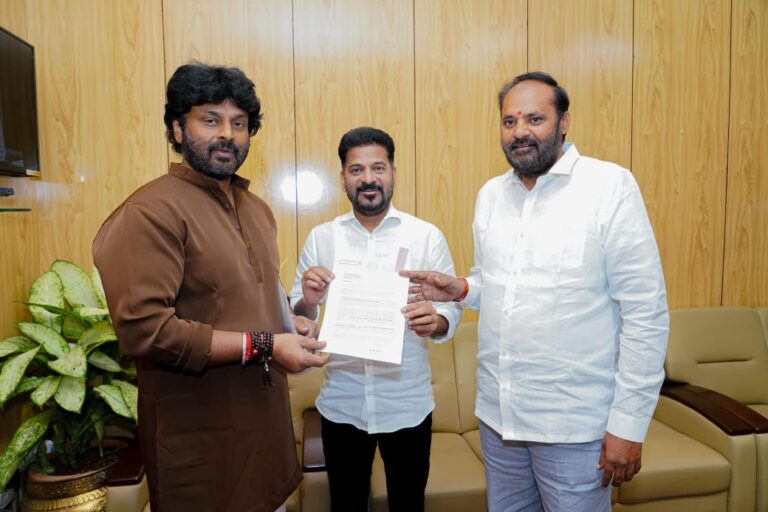 విశ్వబ్రాహ్మణులను అన్ని విధాలుగా ఆదుకోవాలి,50 సంవత్సరాల వయసు వారికి పెన్షన్ ఇవ్వాలి.సీఎం రేవంత్ రెడ్డి కి వినతి పత్రం ఇచ్చిన రామగుండం ఏం.ఎల్.ఏ రాజ్ ఠాకూర్ మక్కాన్ సింగ్ …