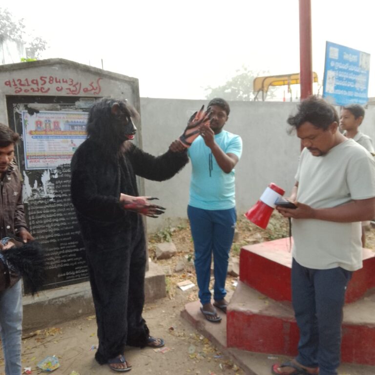 కోతుల బెడదకు ‘ఎలుగుబంటి’ చెక్: ఎక్లాస్ పూర్ గ్రామస్తుల వినూత్న పోరాటం…