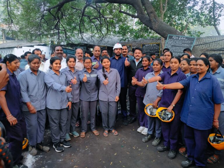 రామగుండం సింగరేణి ఏరియా గోదావరిఖని 11 ఇన్ క్లైన్ బొగ్గు గని ని సింగరేణి డ్రెస్ కోడ్ లో సందర్శించిన పెద్దపల్లి ఎంపీ గడ్డం వంశీకృష్ణ.