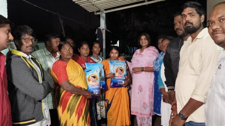 ​అంతర్గాం మండలంలో  మనాలి ఠాకూర్ పర్యటన: మహిళల సమస్యల పరిష్కారానికి హామీ