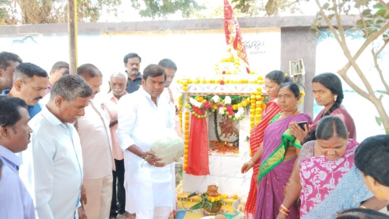 భక్తిశ్రద్ధలతో శ్రీ దారి మైసమ్మ అమ్మవారి పునఃప్రతిష్ఠ మహోత్సవ   ​సొంత ఖర్చులతో ఆలయాన్ని నిర్మించిన కార్పొరేటర్ పెద్దెల్లి తేజస్వి ప్రకాష్  ​ఘనంగా బోనాల సమర్పణ.. తరలివచ్చిన భక్తులు