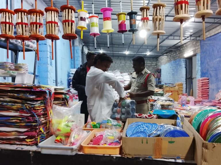 చైనా మాంజా విక్రయాలపై పోలీసుల ఉక్కుపాదం: గోదావరిఖనిలో ఆకస్మిక తనిఖీలు