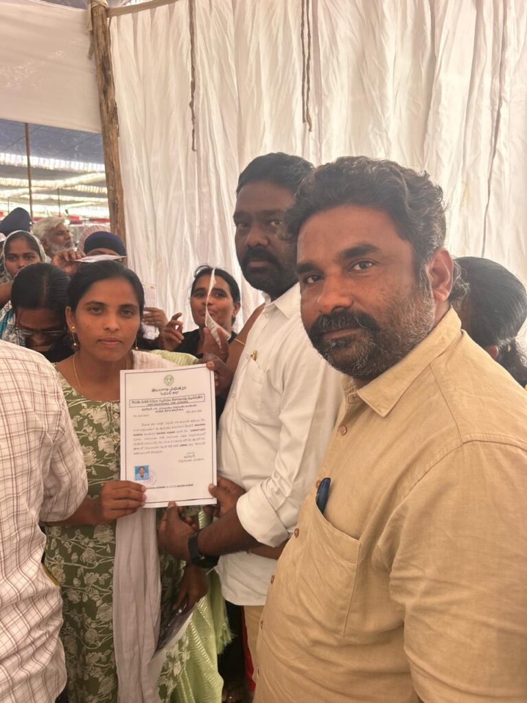 28వ డివిజన్‌కు చెందిన ఇందిరమ్మ ఇండ్ల పత్రాలను లబ్ది దారులకు అందజేసిన SC సెల్ ప్రెసిడెంట్ తాళ్లపెల్లి యుగేందర్ మరియు డివిజన్ అధ్యక్షులు వీరగోని మహేష్ గౌడ్.