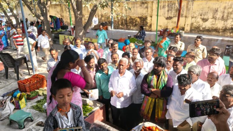 రామగుండం అభివృద్ధికి బాటలు: 8వ కాలనీలో రూ. 30 లక్షలతో డైలీ మార్కెట్ ప్రారంభం