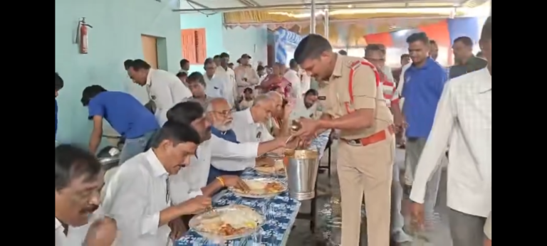 మటన్ ముక్క వేసుకోండి సార్!కాంగ్రెస్ నాయకులకు స్వయంగా వడ్డిస్తూ క్యాటరింగ్ పనులు చేస్తున్న సీఐ…