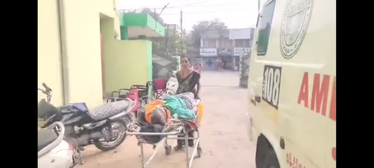 ​జగిత్యాల ప్రభుత్వ ఆసుపత్రిలో దారుణం: స్ట్రెచర్‌పై మామను మోసుకెళ్లిన కోడలు!