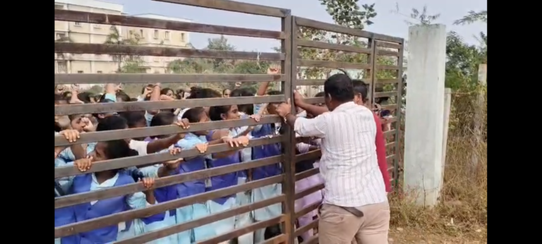 ​మహబూబాబాద్‌లో విద్యార్థినుల సమరభేరి: గేట్లు బద్దలు కొట్టి నిరసన