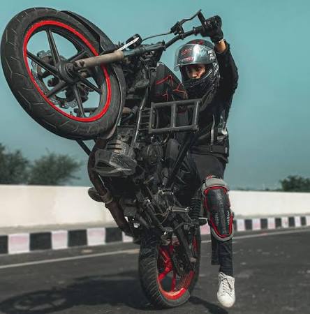 గల్లీ రోడ్లపై బైకర్ల అతివేగం.. తృటిలో తప్పించుకున్న బాలుడు!