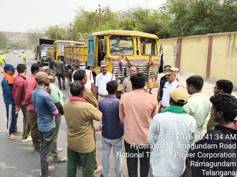 రామగుండంలో “అరైవ్ అలైవ్ 2026” రహదారి భద్రతా అవగాహన కార్యక్రమం  – కుడివైపు నుంచే ఓవర్‌టేకింగ్ చేయాలి: ట్రాఫిక్ ఏసీపీ సి.హెచ్. శ్రీనివాస్  – భారీ వాహన, ఆటో, స్కూల్ బస్సు డ్రైవర్లకు ట్రాఫిక్ పోలీసుల దిశానిర్దేశం