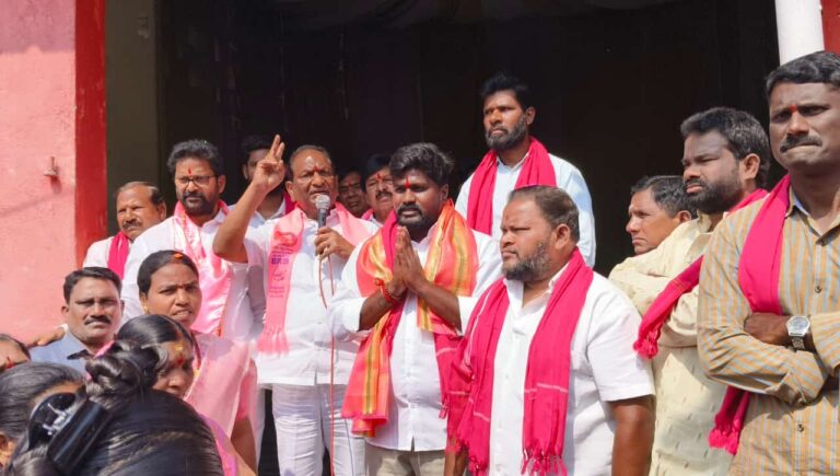 బి ఆర్ ఎస్,9వ డివిజన్ అభ్యర్థి కోలుగురి సాయి (చింటు)ర్యాలీ. పాల్గొన్న   మాజీ మంత్రి కొప్పుల ఈశ్వర్, మాజీ ఎమ్మెల్యే కోరుకంటి చందర్.