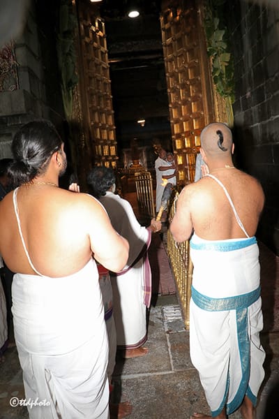 శ్రీ‌వారి ఆల‌యంలో ద‌ర్శ‌నం ప్రారంభం     ముగిసిన చంద్ర గ్ర‌హ‌ణం     రాత్రి 8.30 నుండి య‌ధావిధిగా అన్న‌ప్ర‌సాద విత‌ర‌ణ‌