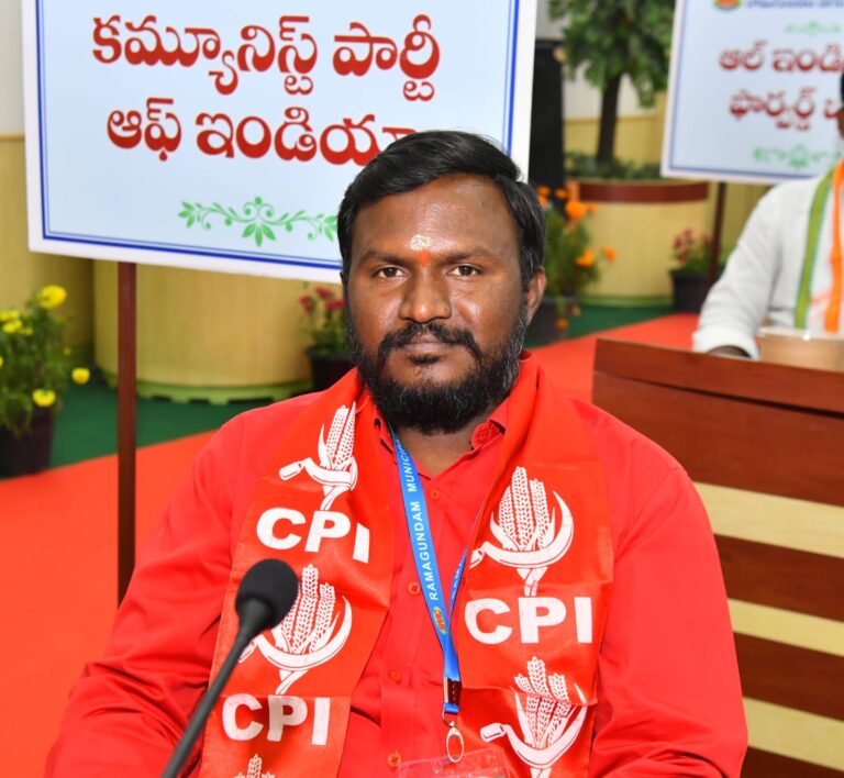 అధికారుల కడుపు నింపుకోడానికి కార్మికుల కడుపు కొడతరా ?  సిపిఐ కార్పొరేటర్ మార్కపురి సూర్య సూటి ప్రశ్న…