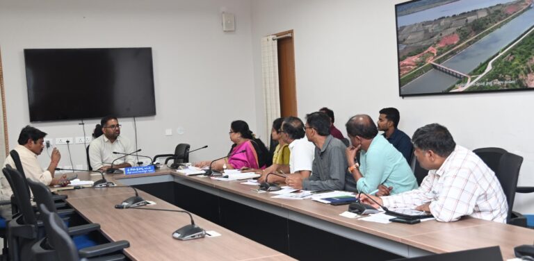 కాలానుగుణ వ్యాధుల నియంత్రణకు పటిష్ట చర్యలు చేపట్టాలి : జిల్లా కలెక్టర్ కోయ శ్రీహర్ష*