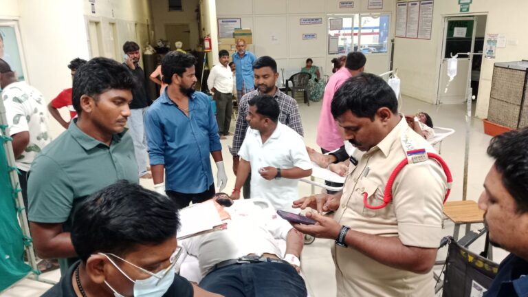 రోడ్డు ప్రమాదంలో అంబులెన్స్ బోల్తా – పలువురికి గాయాలు